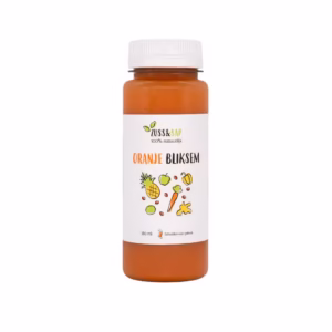 Flesje Oranje Bliksem van Zuss & Sap, een pittig groentesapje met wortel, pastinaak, gember, appel, ananas, limoen en goji bessen.