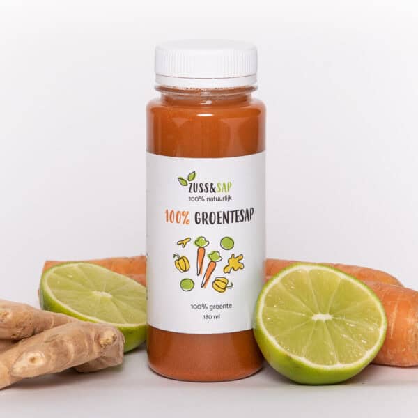 Flesje 100% oranje groentensap van Zuss & Sap met ingrediënten erbij