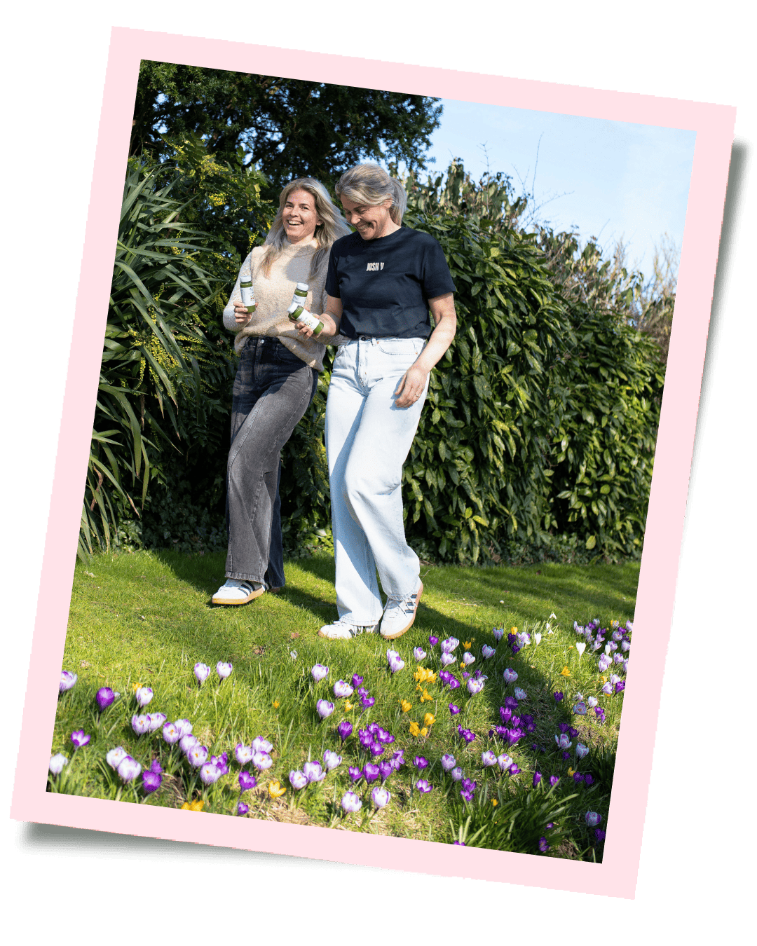 De zussen van Zuss & Sap lopen door de lente bloemen met groentesappen
