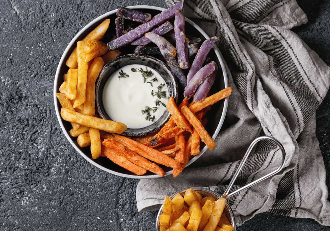 Driekleurige groentefriet met yoghurtdip