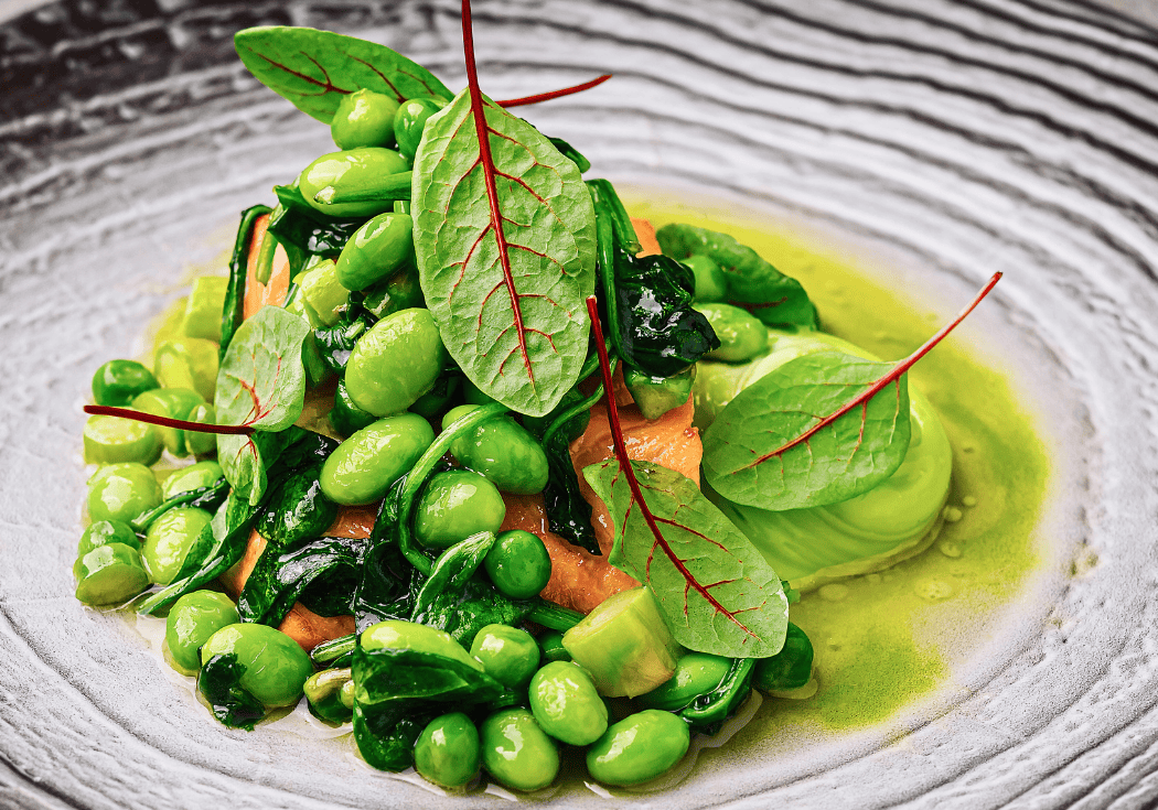 Lente-edamamesalade met avocado en groene shotdressing