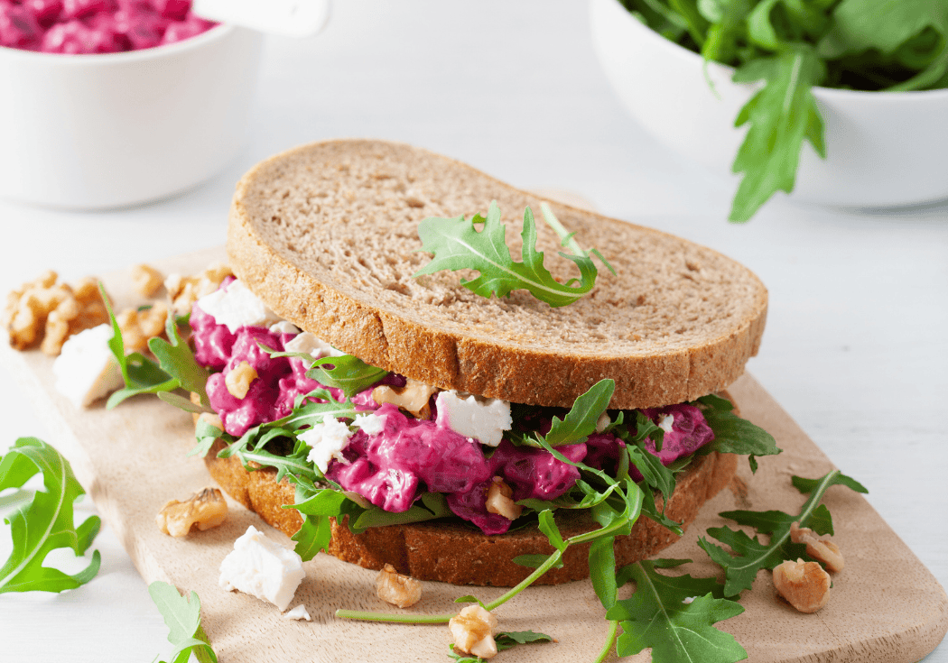 Frisse bietensandwich met feta, rucola & walnoten
