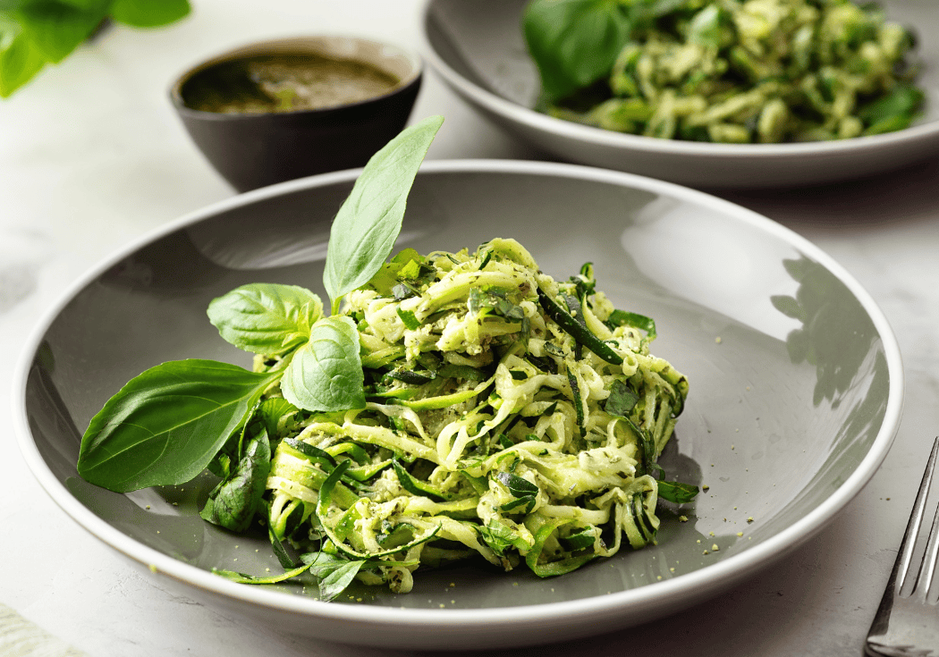 Courgettepasta met romige avocadosaus en verse basilicum