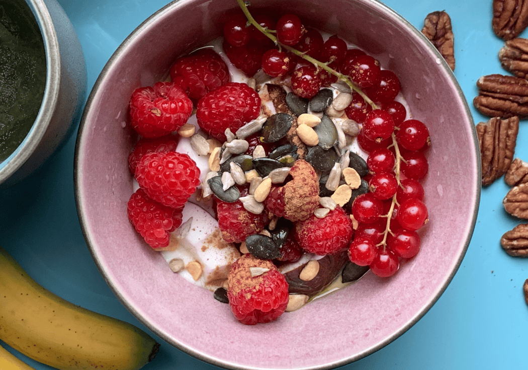Ontbijtbowl met zelfgemaakte kokoskwark, rood fruit, noten & kokos