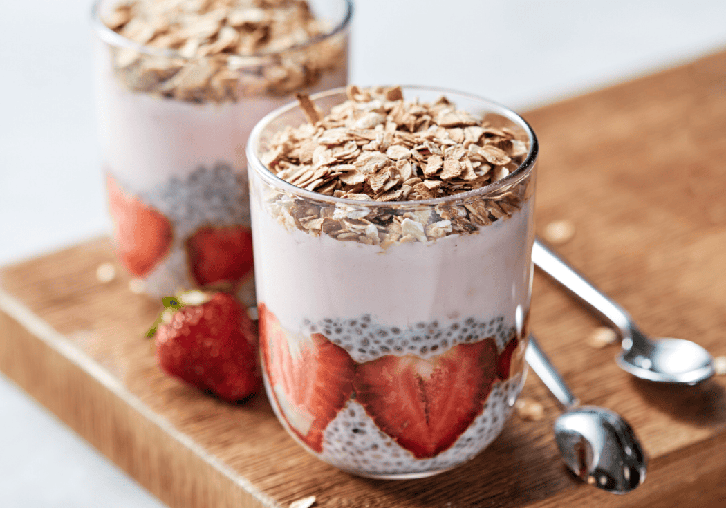 Suikervrije aardbei-chia trifle, fris & voedzaam