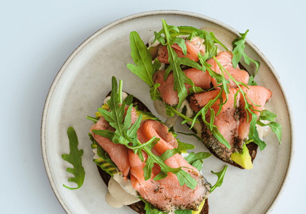 Zalmtopper! Toast met avocado, hollandaise & rucola