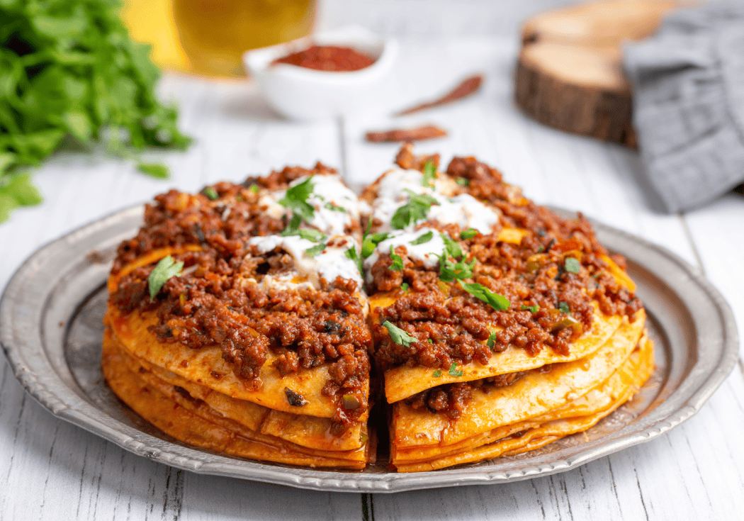 Turkse platbrood-lasagne met kruidig gehakt en yoghurt