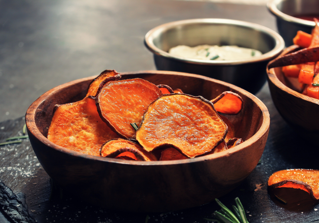 Zoete aardappelchips uit de oven met 3 heerlijke dips