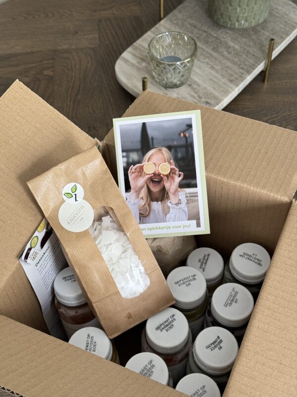 Een pakket met gezonde producten voor bijv een zieke.