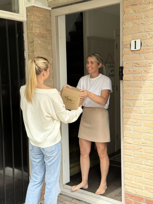 Bezorger brengt de herstelbox van Zuss & Sap bij de klant