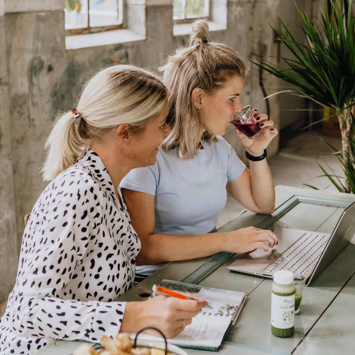 Twee dames die sap op het werk drinken van Zuss & Sap