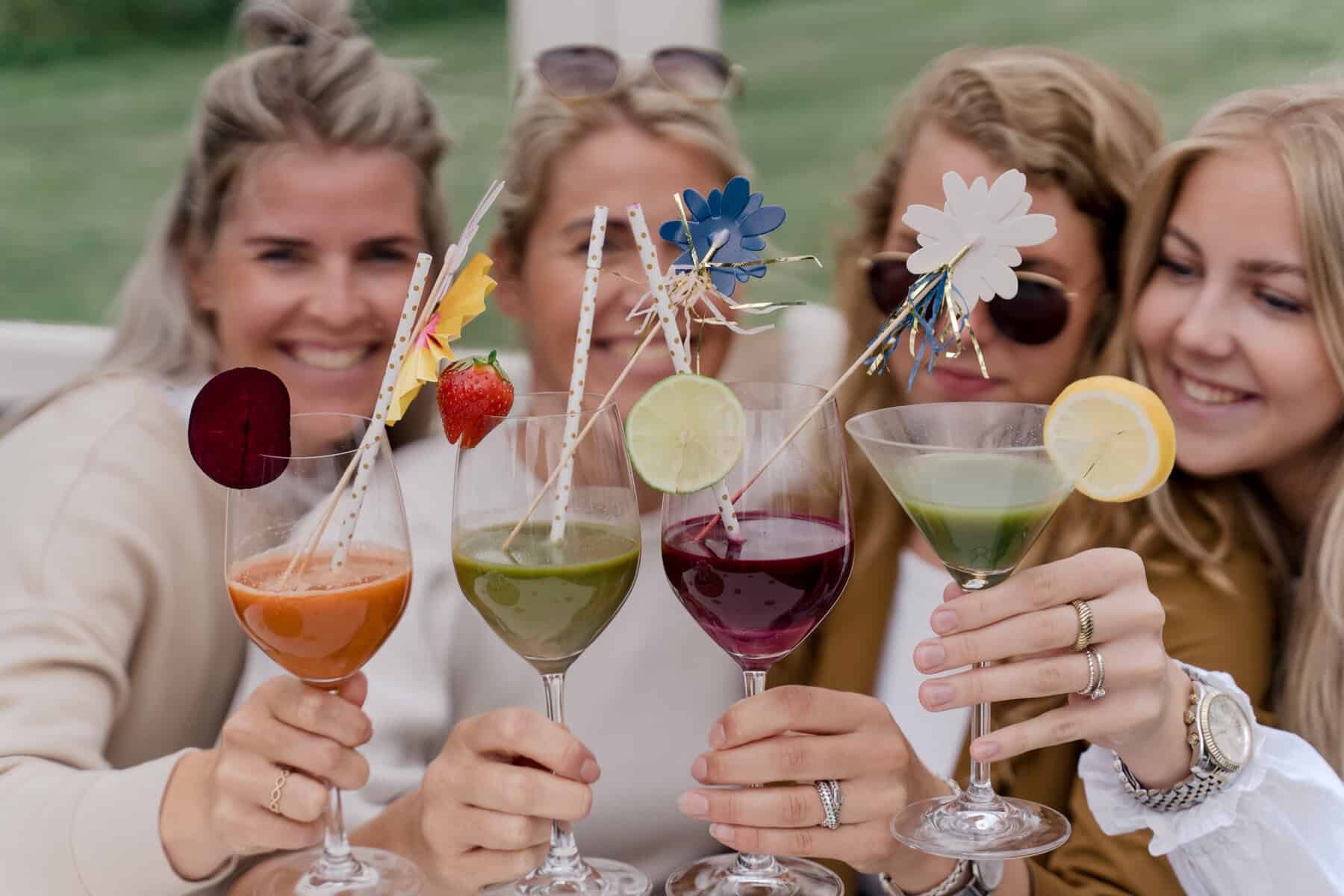 Collega's proosten met zakelijk groentesap van Zuss & Sap tijdens hun gezamelijke team detox