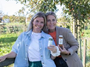 De zussen van Zuss & Sap met beide een groentesap voor week 1 van Detox & More