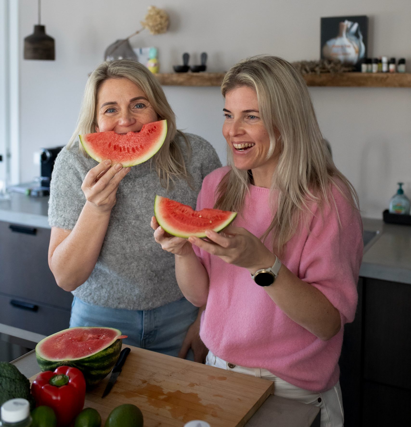 De zussen Joselien en Thekla van Zuss & Sap eten watermeloen