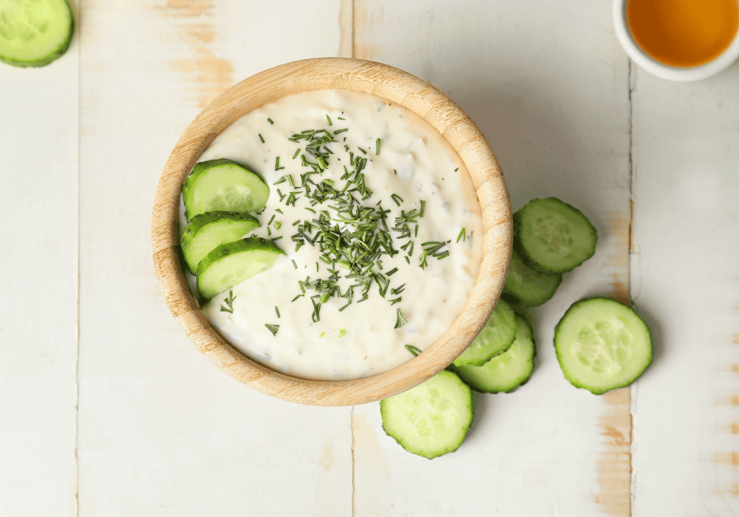 Frisse yoghurtdip met komkommer en kruiden
